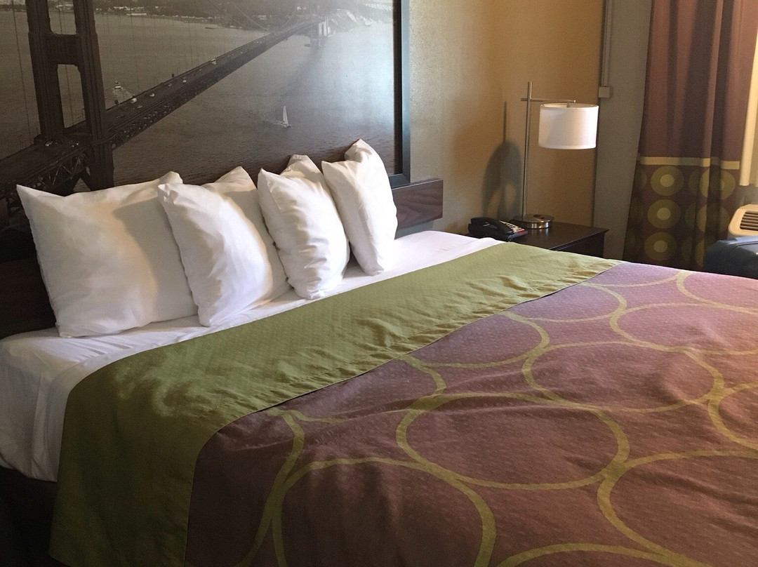 萨利纳斯速8酒店主图