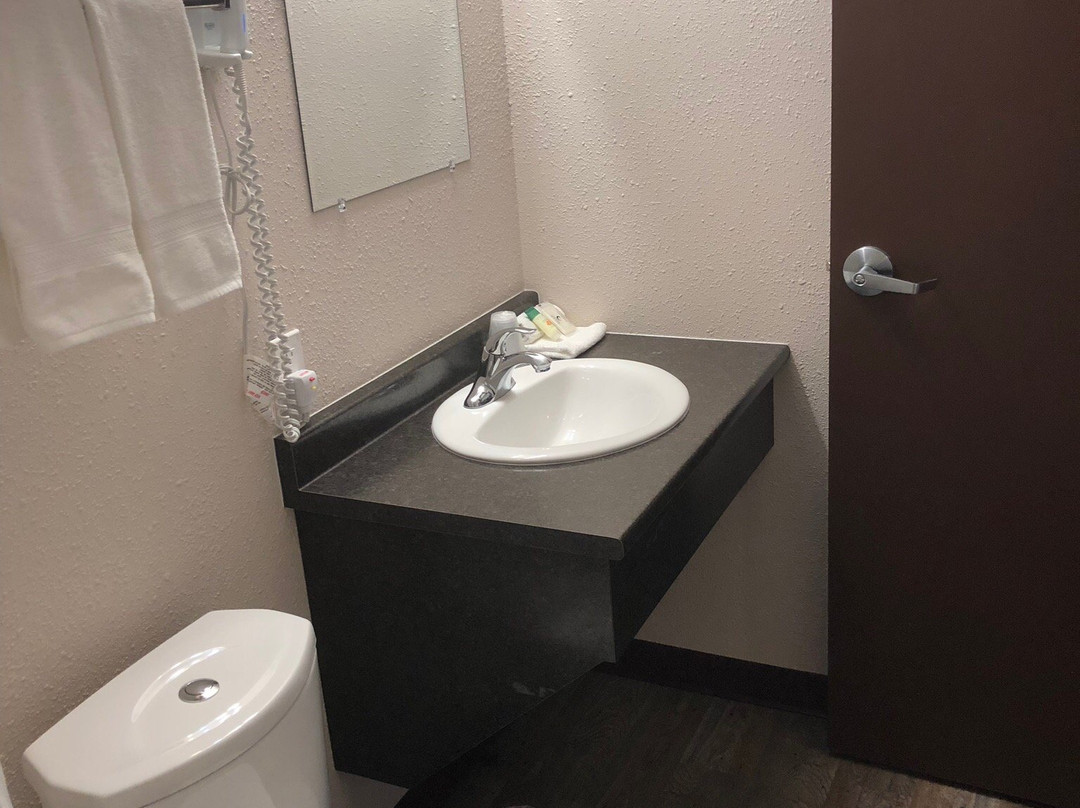 Royal Oak Inn & Suites主图