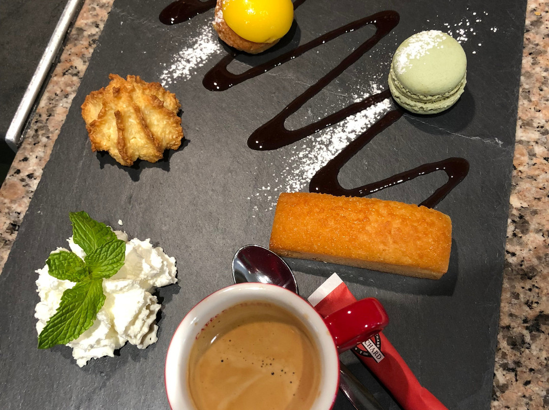 Le Café Moustache