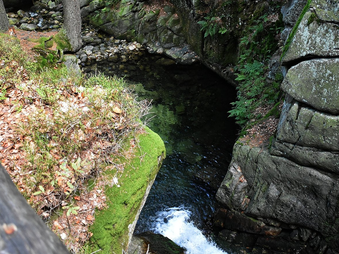 Podgornej Waterfall景点图片