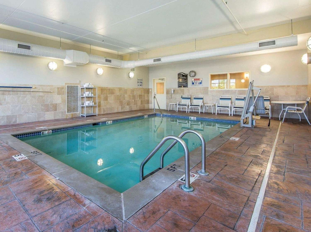 Comfort Suites East主图