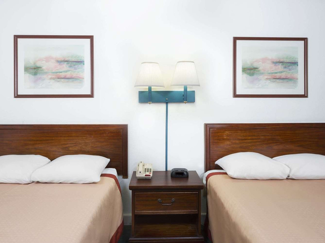 Super 8 by Wyndham Taylorville IL主图