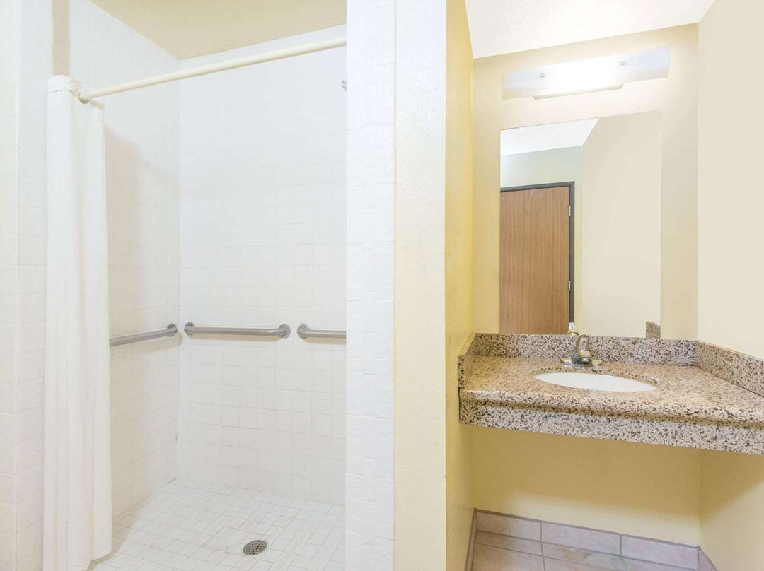 莫里亚蒂速8酒店主图