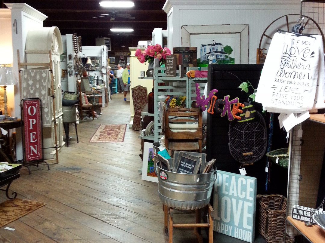 Ian Henderson's Antique Mall景点图片