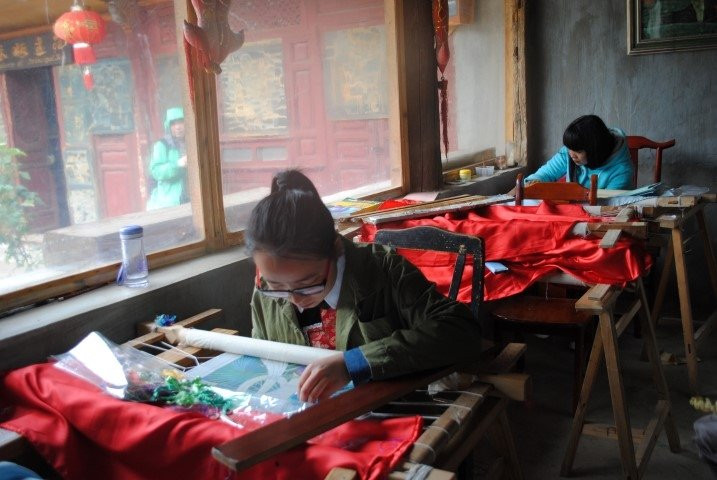 丽江纳西传统手工刺绣世家-丽江市必去景点
