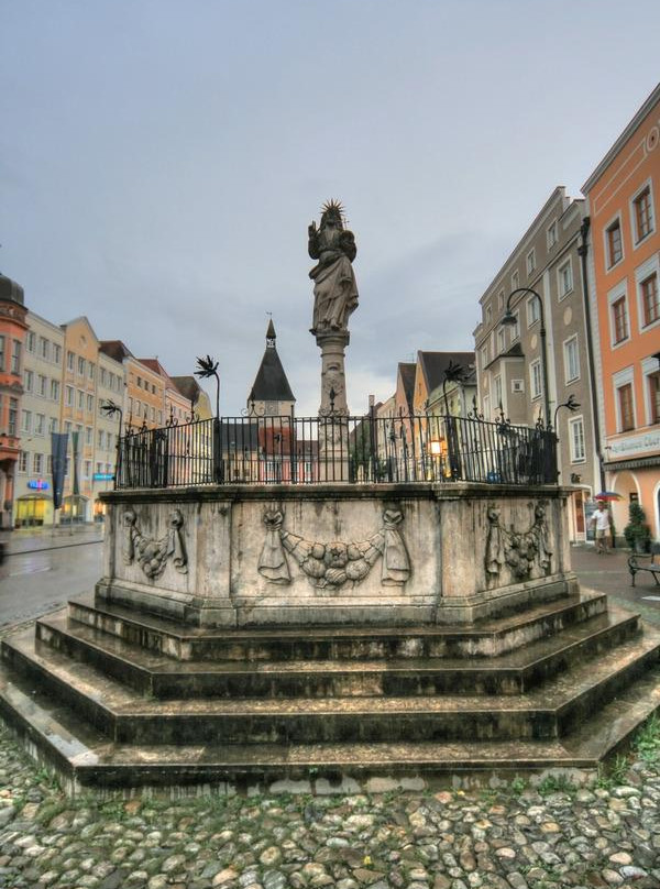 Fischbrunnen-因河畔布劳瑙必去景点