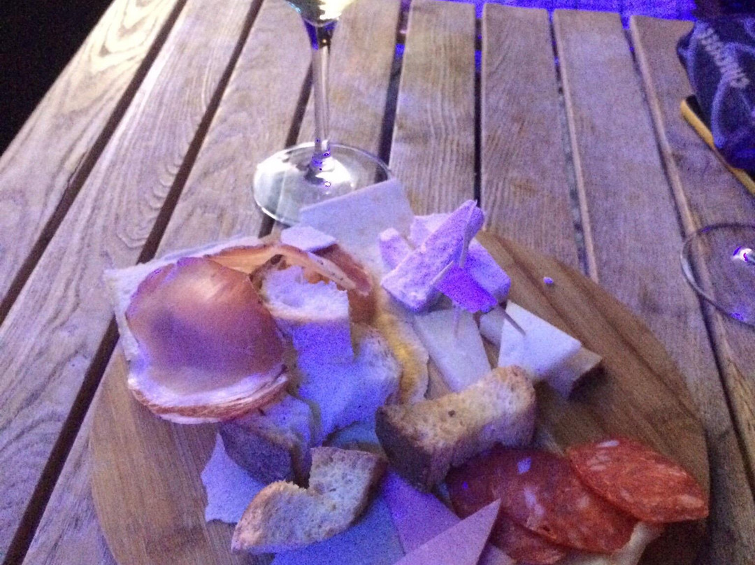 Temple Wine Bar-奥里斯塔诺省必去景点