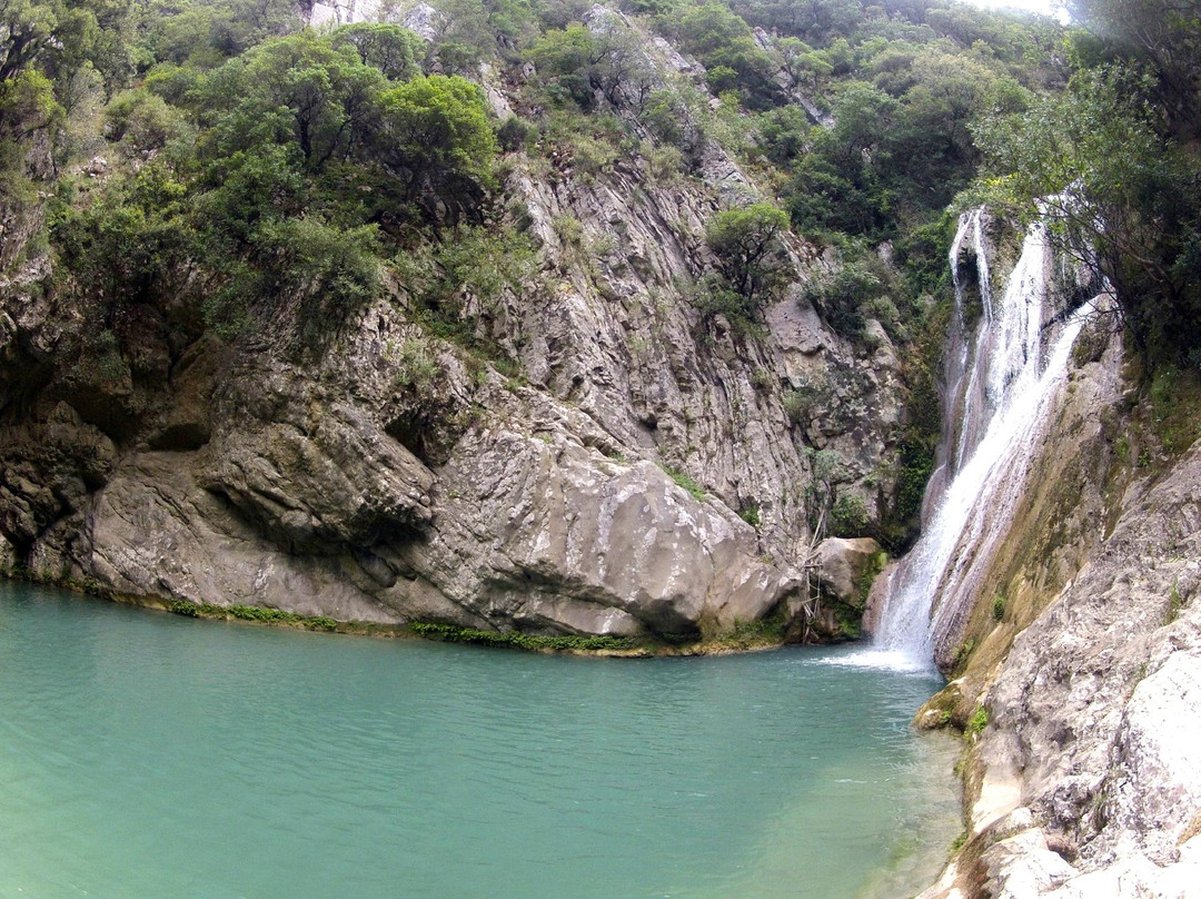 Polylimnio Waterfall景点图片