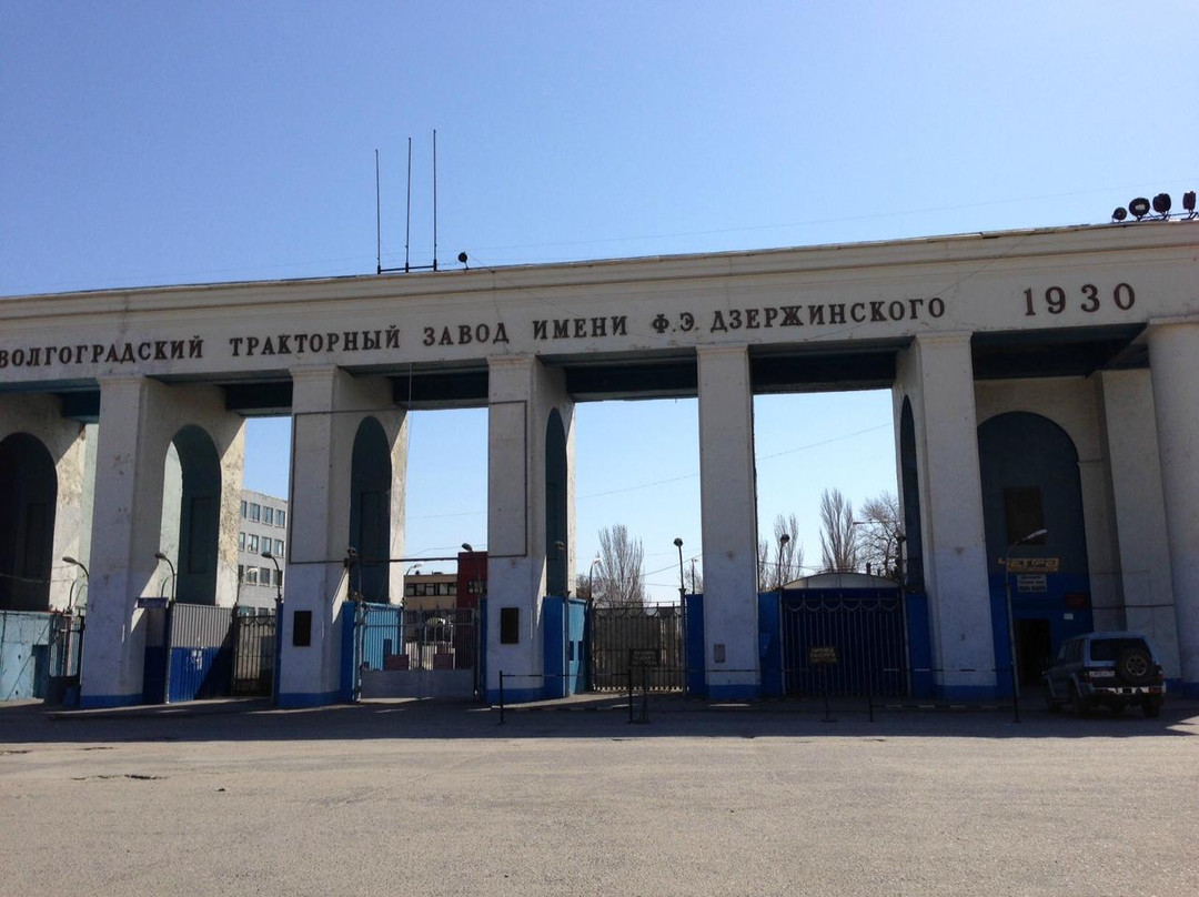 Dzerzhinskogo Square and Tractor Factory景点图片