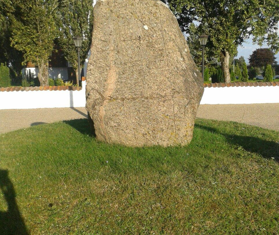 Runestenen Ved Baekke Kirke景点图片