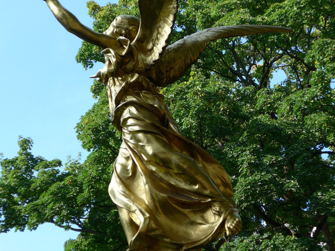 Monument à Julien Dillens-伊克塞尔必去景点
