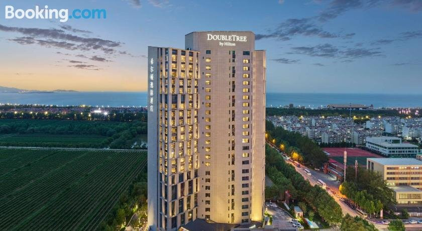 烟台金海岸希尔顿逸林酒店及套房主图