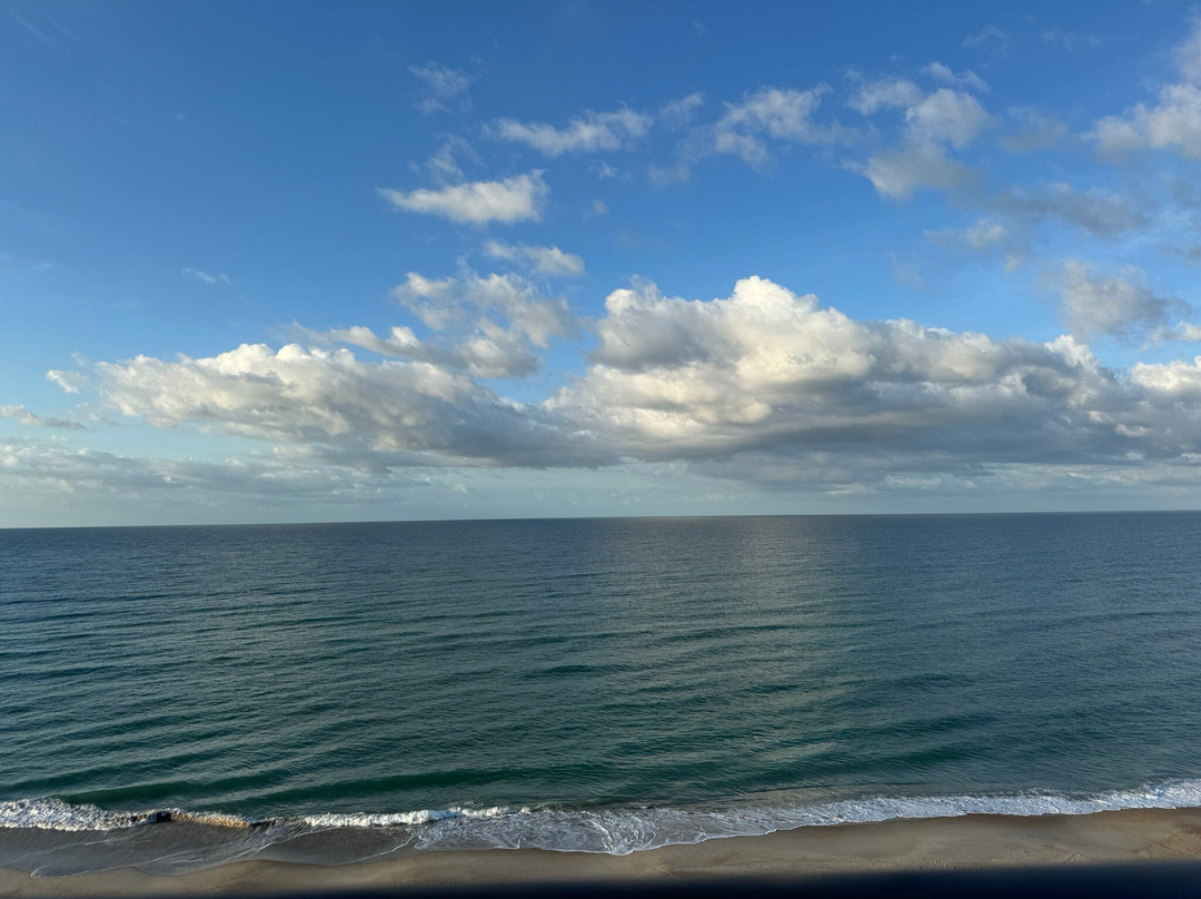 Crystal Coast Oceanfront Hotel主图