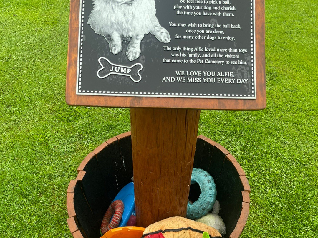 Holywell Pet Cemetery景点图片