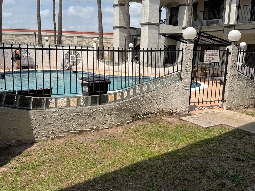 韦斯拉科速8酒店主图