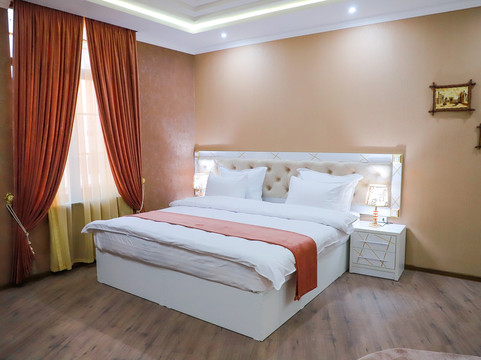 The Royal Hotel主图