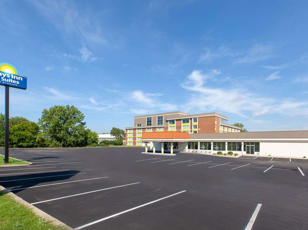 Days Inn & Suites by Wyndham Grand Rapids Near Downtown