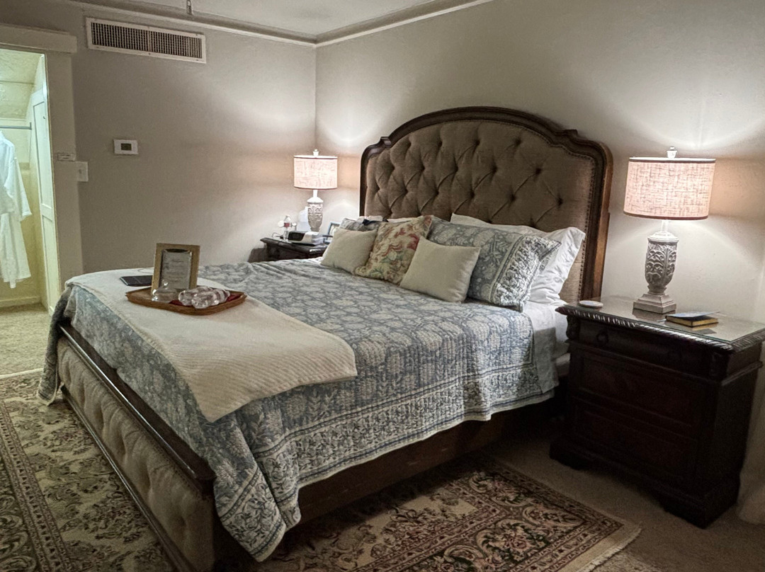 The Caroline House主图