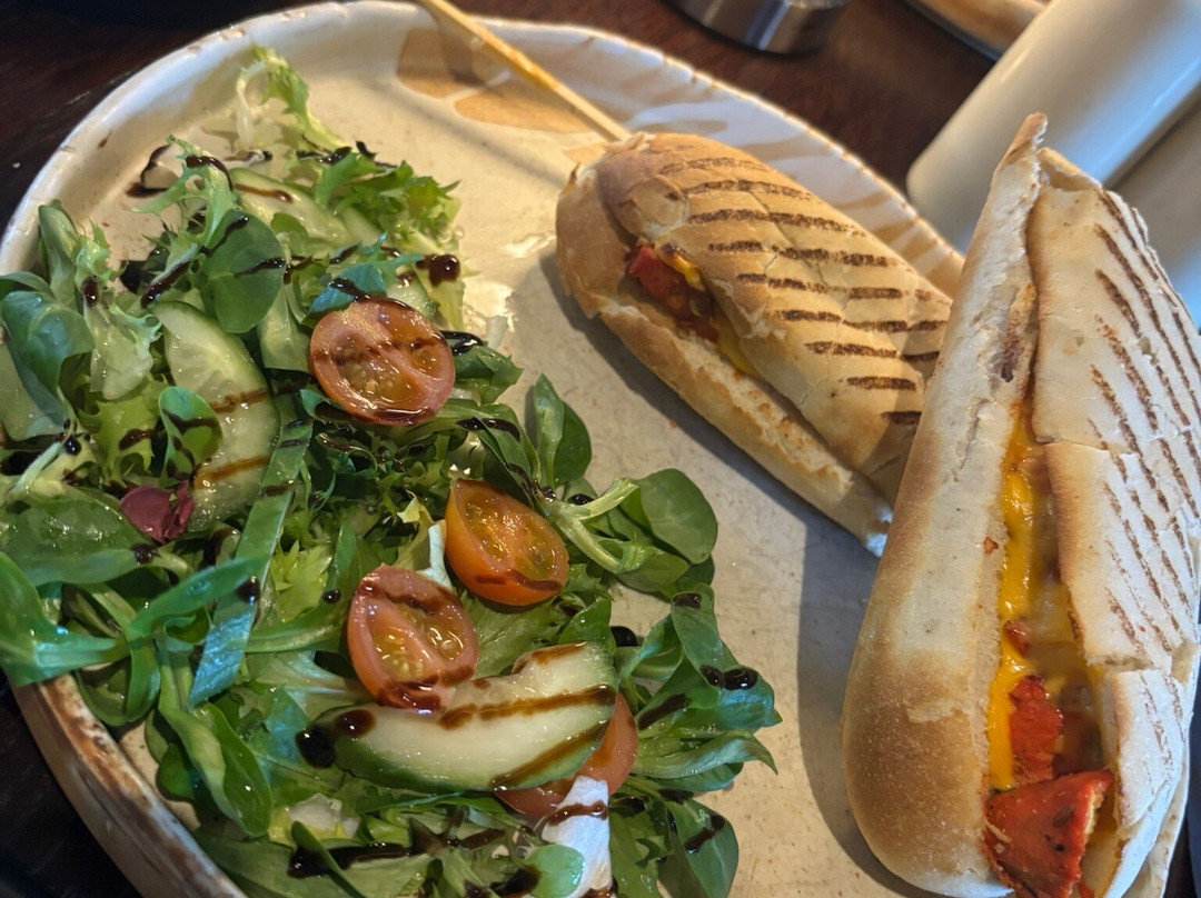 The Tudor Hotel Airdrie主图