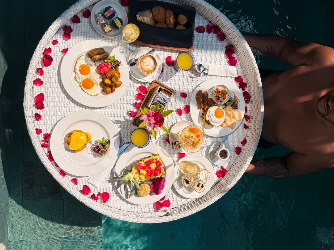 巴厘岛寰庭逐浪度假村主图