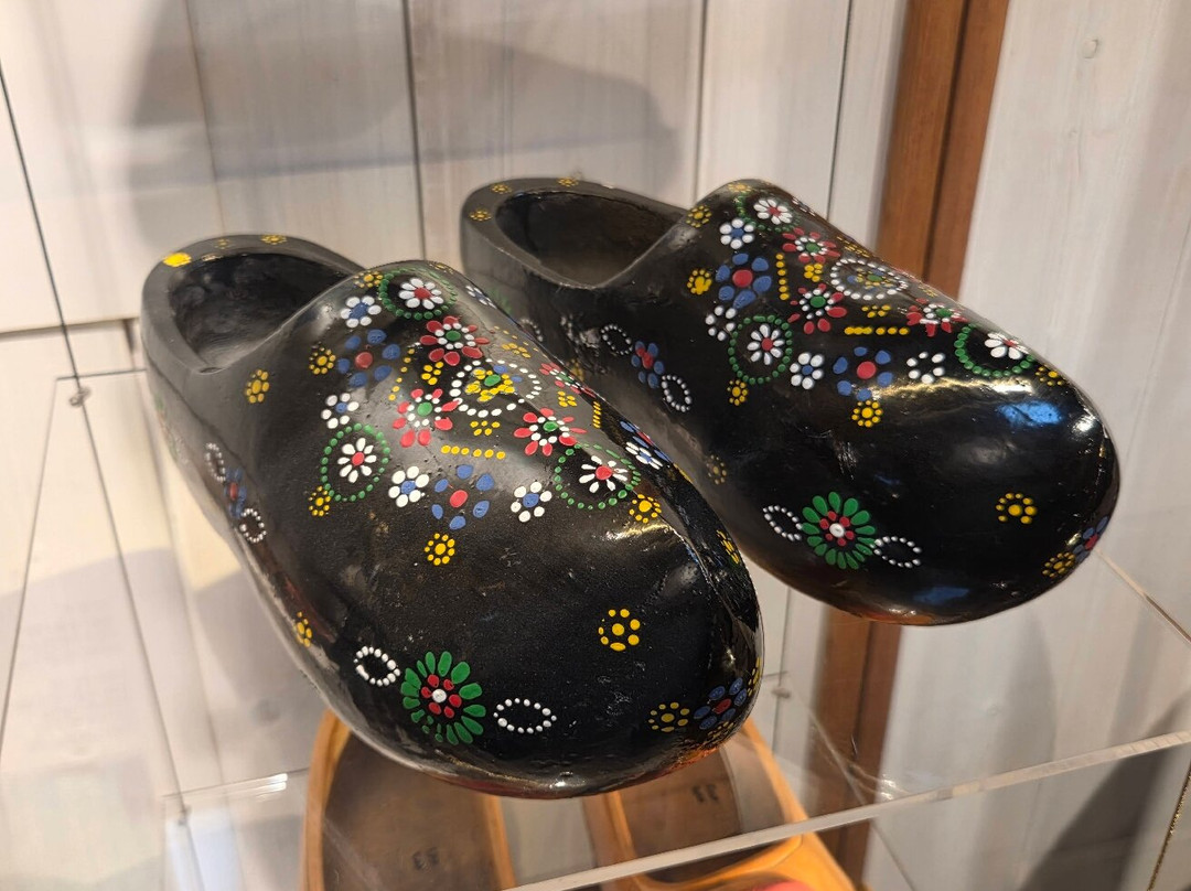 Kooijman Souvenirs & Clogs Wooden Shoe Workshop-赞丹必去景点