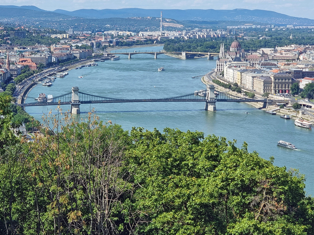 铁索桥（Szechenyi lanchid）-布达佩斯必去景点