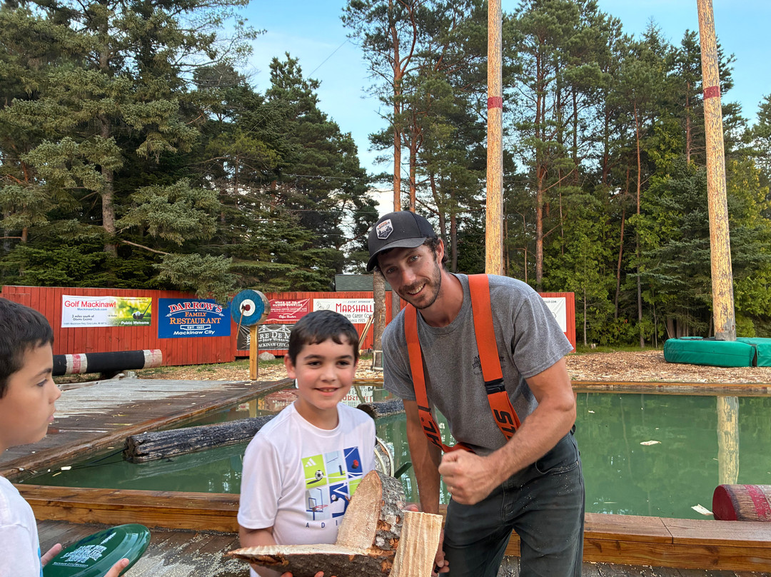 Jack Pine Lumberjack Show-麦基诺城必去景点