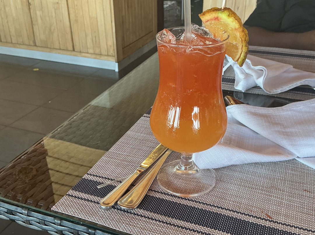 太阳鸟利文斯顿海滩酒店主图