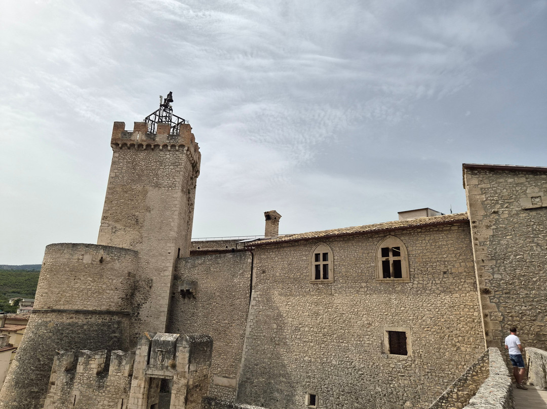 Castello Piccolomini di Capestrano-Capestrano必去景点