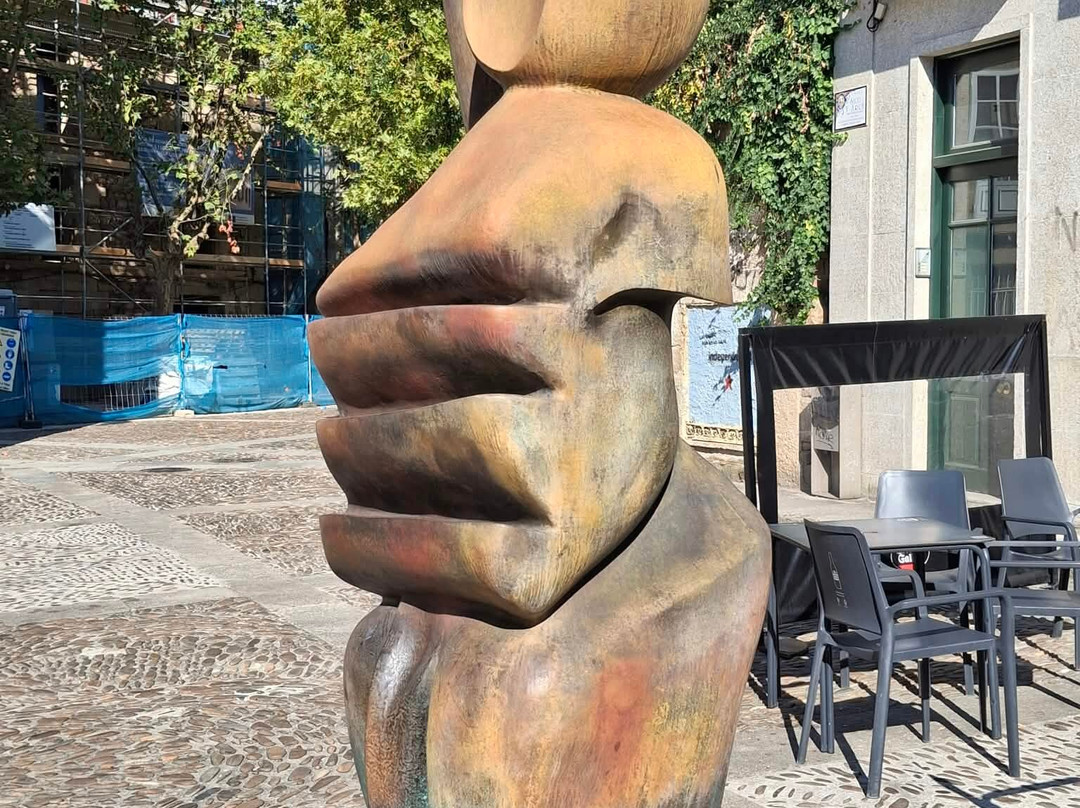 Escultura «Torre do Baño»-奥伦塞省必去景点