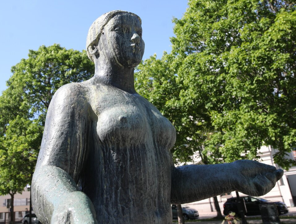 Statue Knelande kvinna (Statue de la Femme agenouillée)