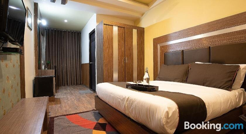 OYO 80527 Collection O Bharani Residency