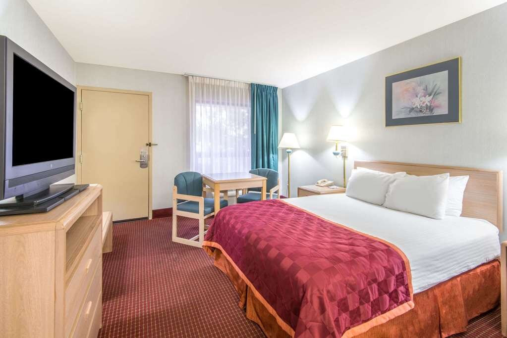 Baymont by Wyndham Topeka主图