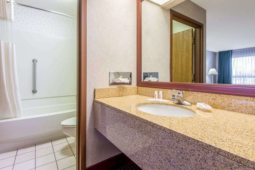 Baymont by Wyndham Topeka主图