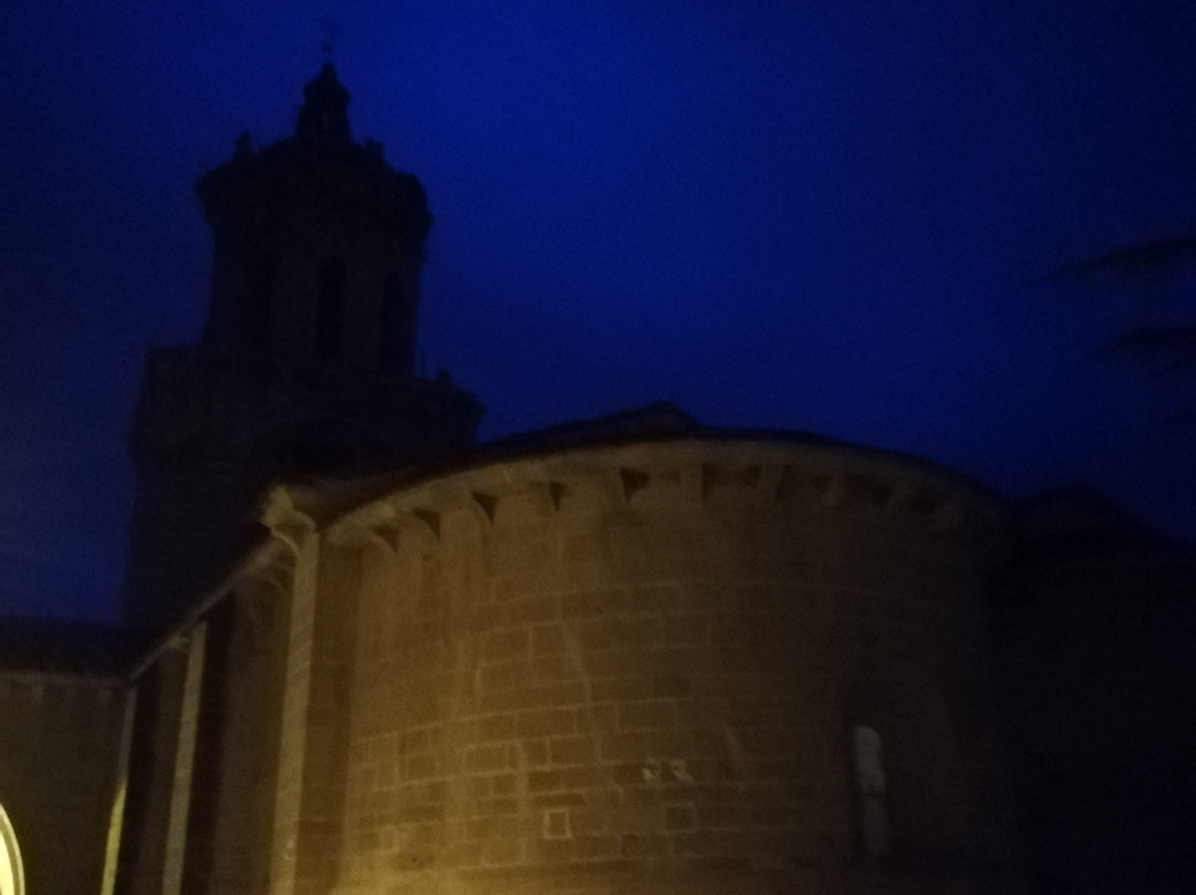 Iglesia del Crucifijo-Puente la Reina必去景点