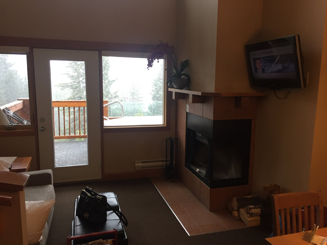 暗岭度假酒店主图