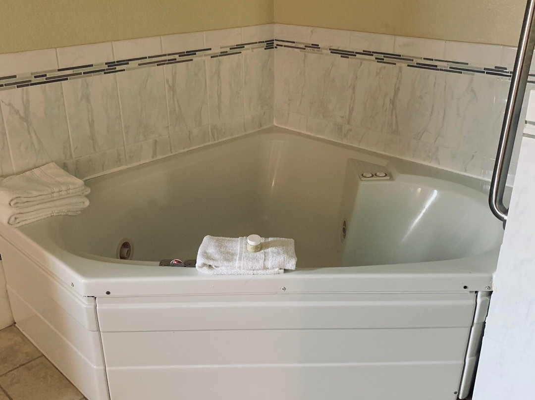 AmericInn by Wyndham Elkhorn Near Lake Geneva主图