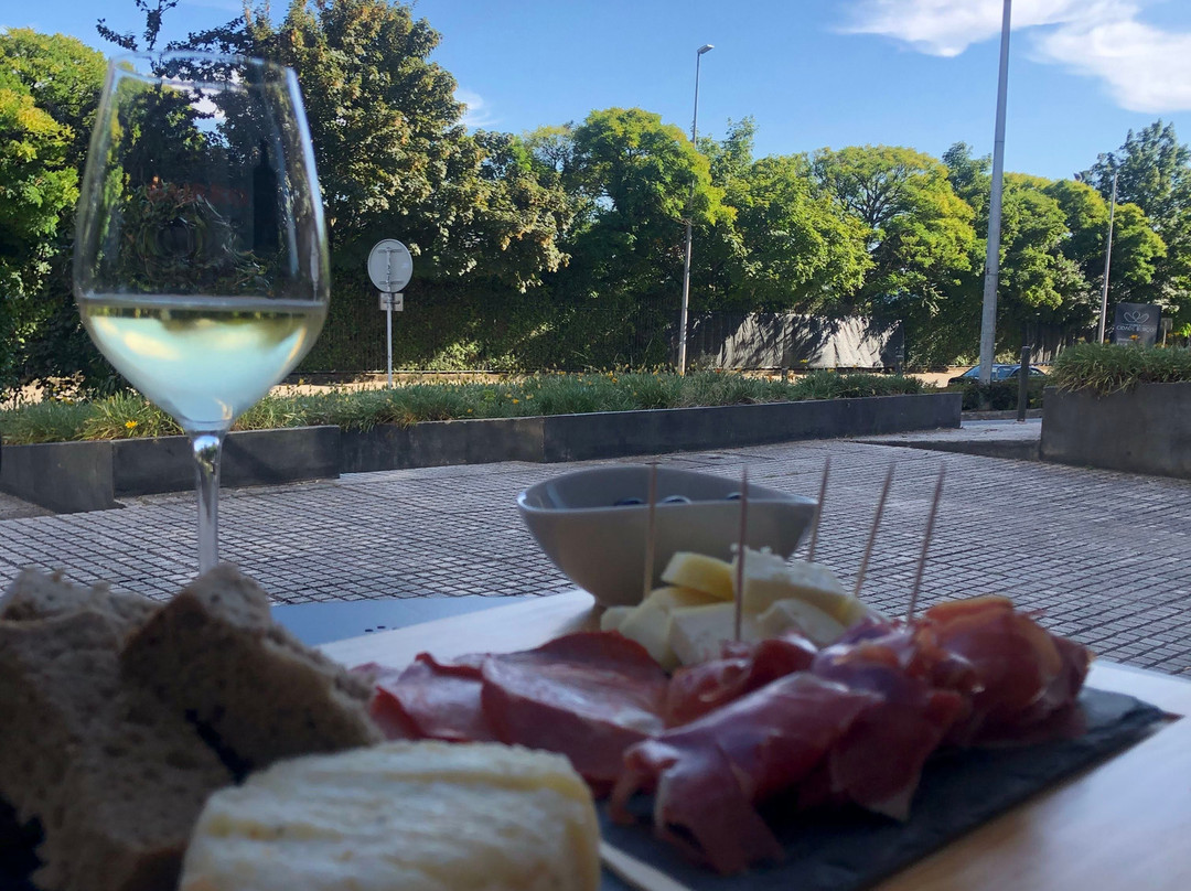 Vinhos do Bairro - Wine House-吉马良斯必去景点