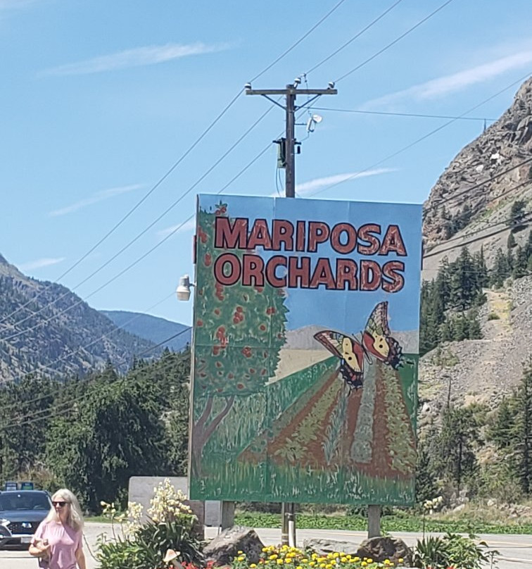 Mariposa Fruit Stand景点图片