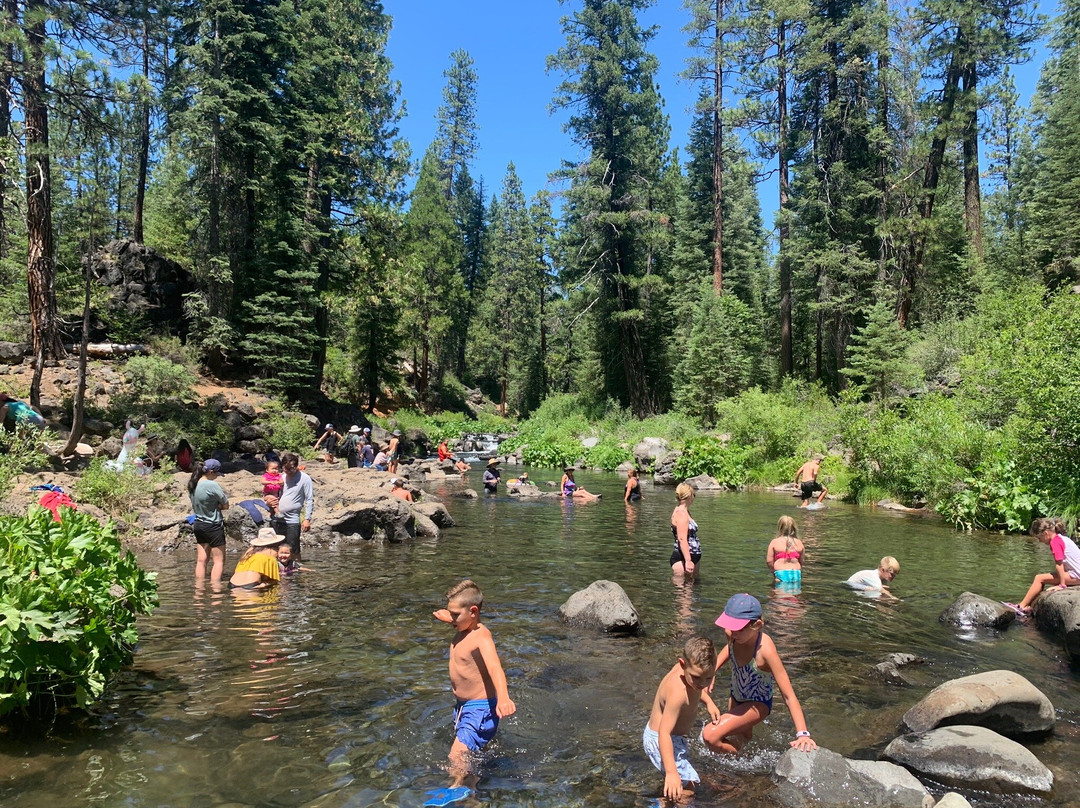 McCloud River’s Three Waterfalls景点图片