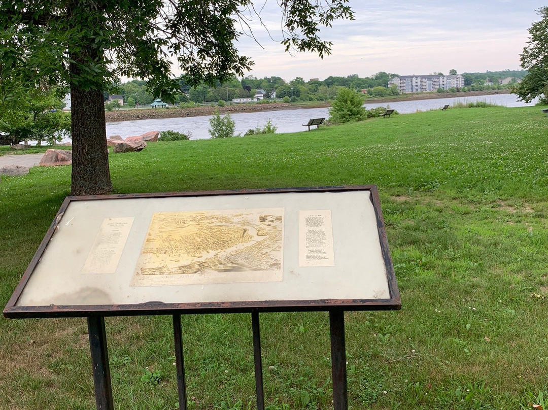 Calais Waterfront Walkway-Calais必去景点