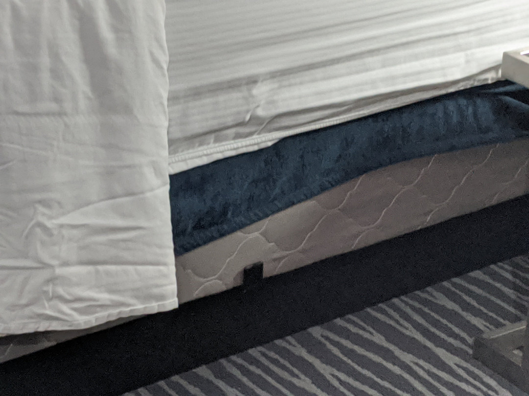 Airport Inn & Suites主图