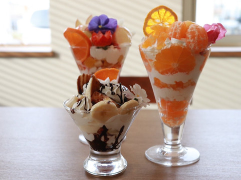 サンドイッチとパフェ カニク