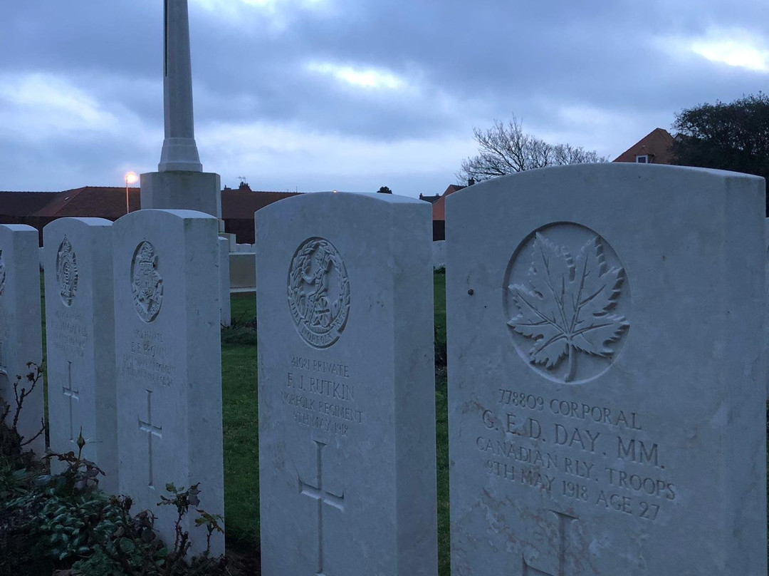 Les Baraques Military Cemetery景点图片