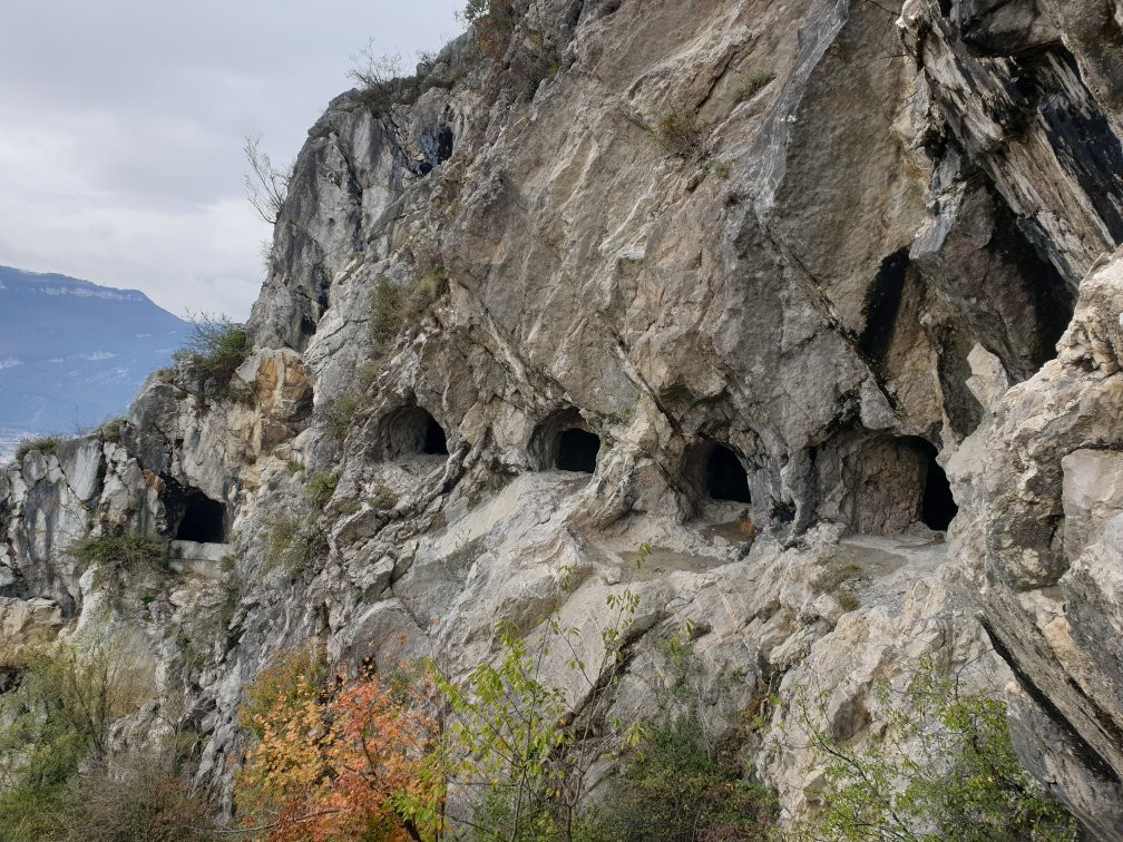 Grottes de Mandrin景点图片
