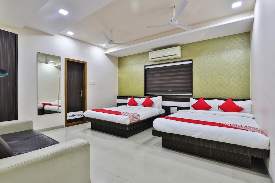 OYO 27662 Varma Palace主图