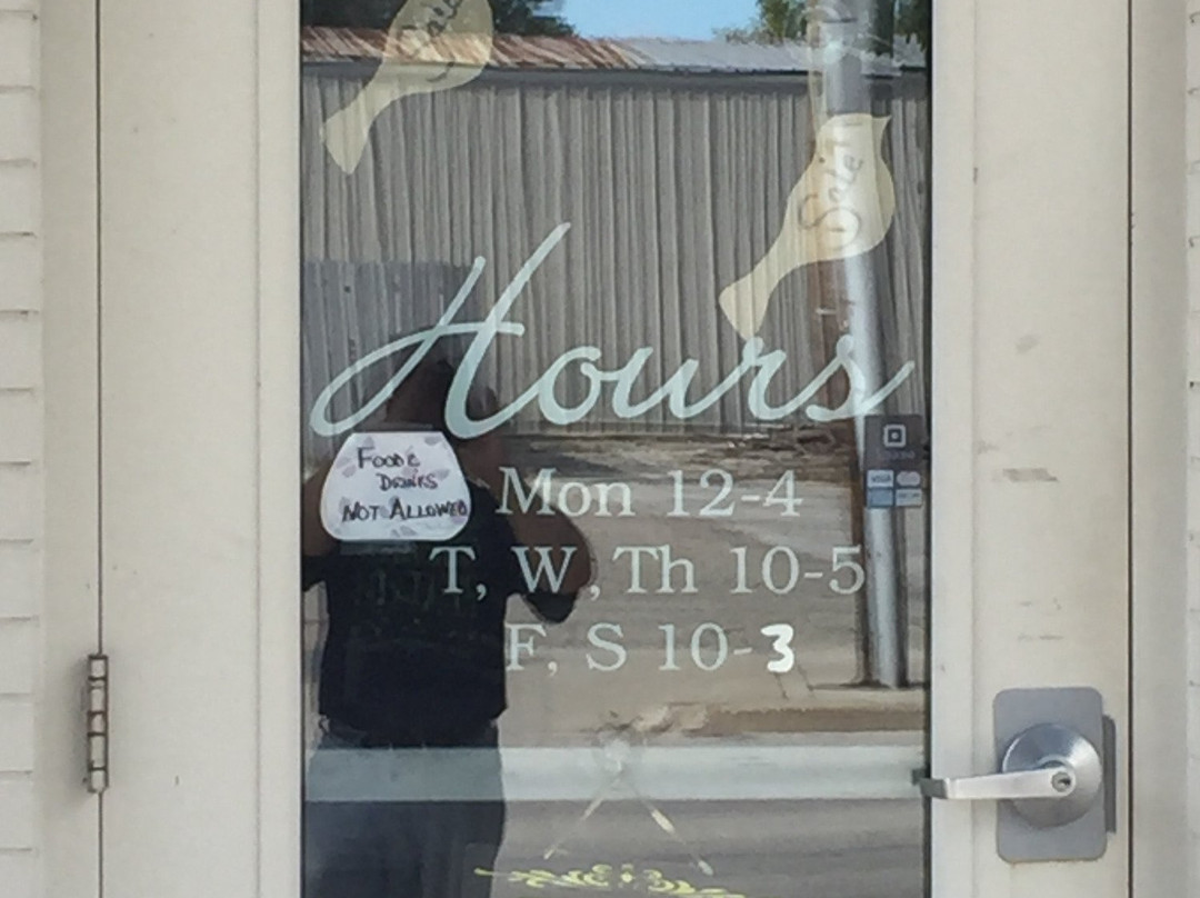 Munger旅游景点-Tattered Pages and Tea