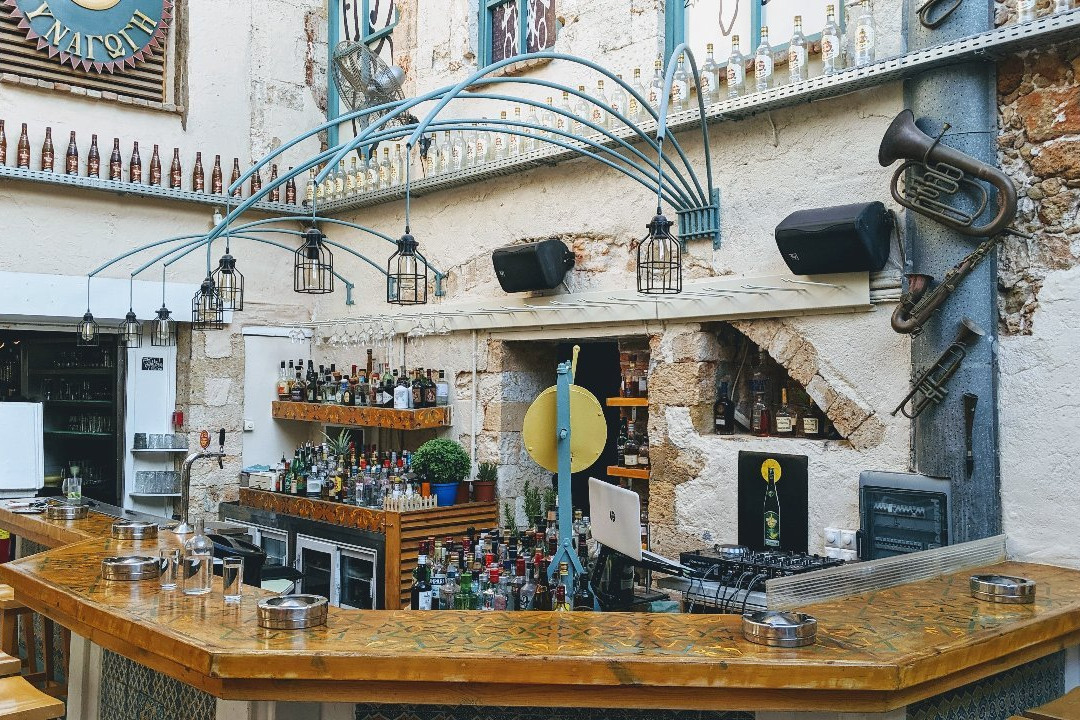 Sinagogi open air bar-干尼亚必去景点