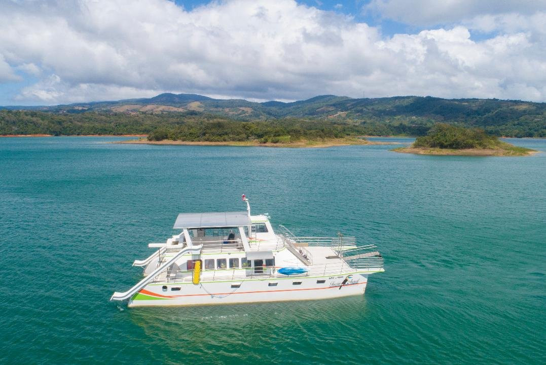 Catamarán Tucán Arenal景点图片