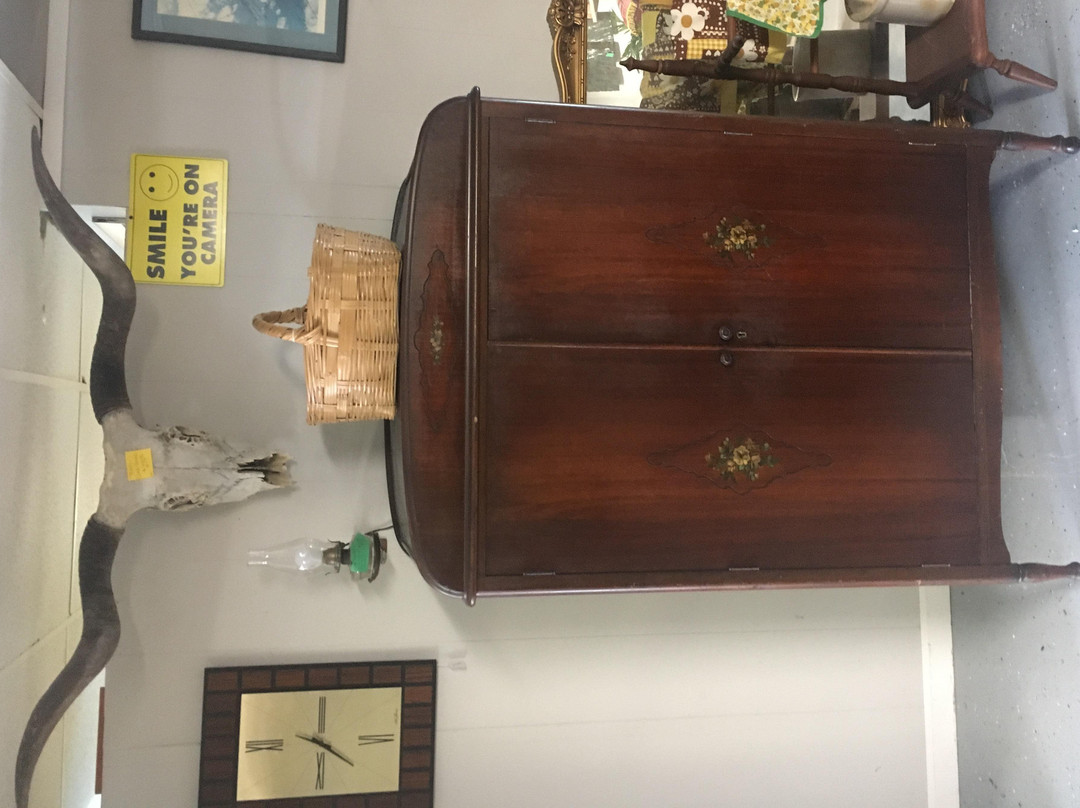 Recovered Relics Antique's and Unique's-Kingston必去景点